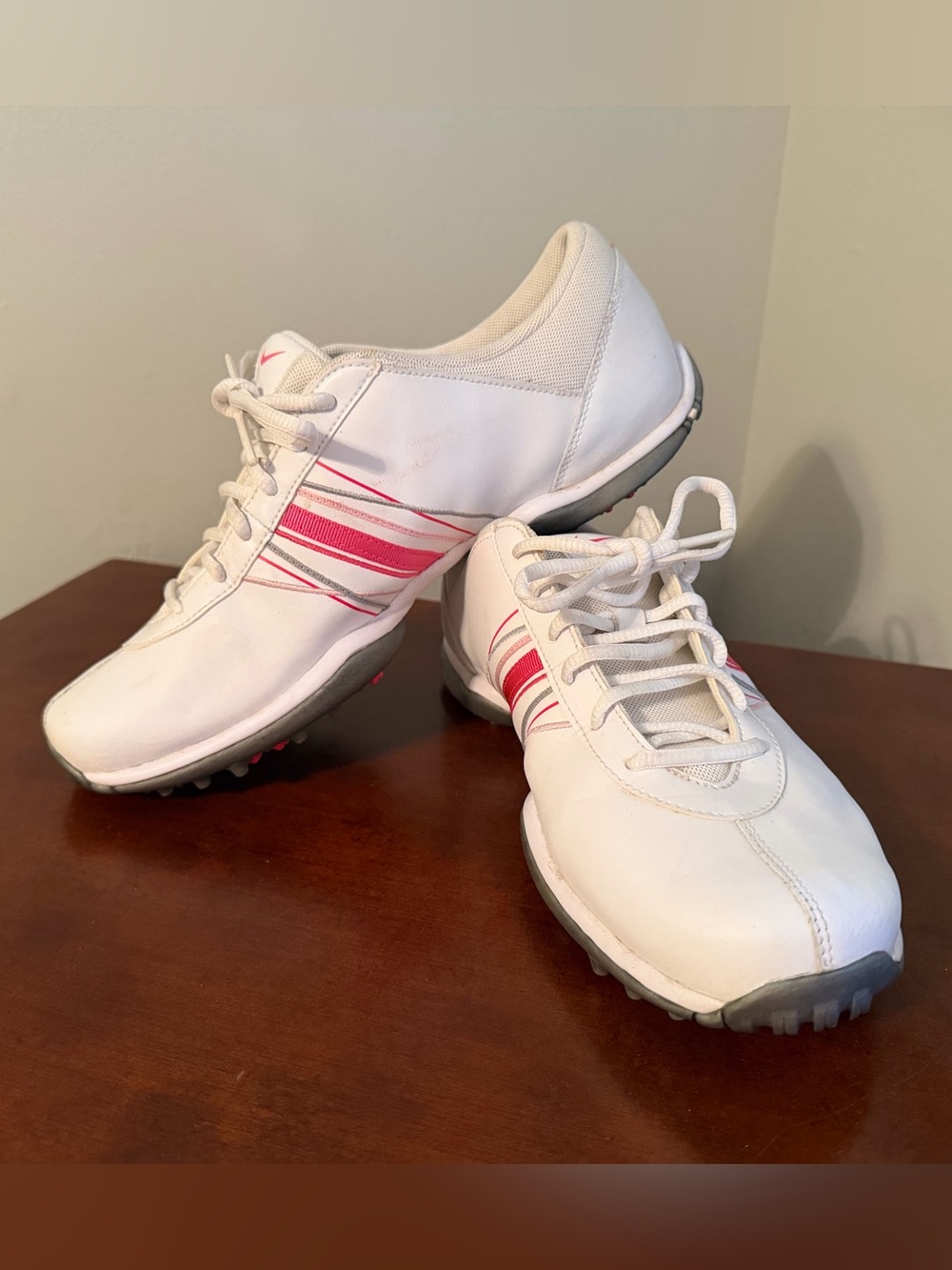 Nike Women’s White Golf Shoes with Pink Stripes